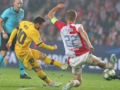 Lionel Messti z Barcelony pálí na bránu Slavie v utkání Ligy mistr. Zblokovat...
