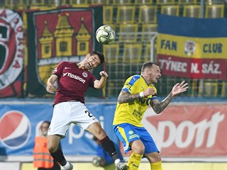 Michal Trávník ze Sparty (vlevo) hlavičkuje v utkání proti Teplicím.