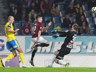 Srdjan Plavšič ze Sparty (uprostřed) se snaží překonat brankáře Teplic Tomáše...