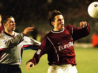 Sparťanský záložník Libor Sionko (vpravo) a Simao Sabrosa z Barcelony v utkání...