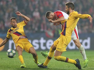 Slávista Jan Bořil mezi Jordi Albou (vlevo) a Gerardem Piquém z Barcelony...