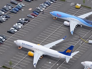 Desítky letadel Boeing 737 MAX jsou zaparkované poblíž budov Boeingu v Seattlu,...