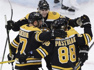 David Pastrňák z Bostonu se raduje se spoluhráči z gólu v zápase s Torontem.
