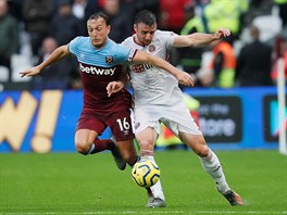 Mark Noble z West Hamu (vlevo) a Enda Stevens ze Sheffieldu se přetlačují o...