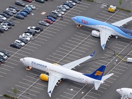 Desítky letadel Boeing 737 MAX jsou zaparkované poblíž budov Boeingu v Seattlu,...