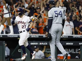 Baseballista tmu Houston Astros Jose Altuve (vlevo) slav v zpase s New York...