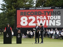 Americk golfista Tiger Woods (vlevo) hovo pot, co vyhrl turnaj Zozo...