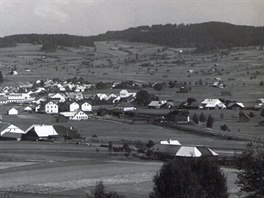 Volary na sn�mku z prvn� republiky. Vpravo je zachyceno volarsk� n�dra��.