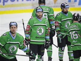 Zpraen hokejist Mlad Boleslavi v centru s kapitnem Michalem Vondrkou.