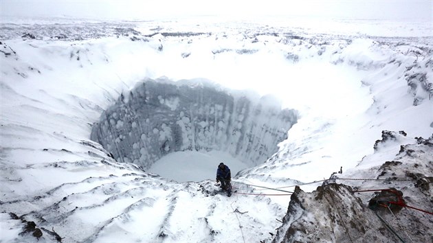 Kráter na ruském poloostrově Jamal, který v tajícím permafrostu prorazil metan nahromaděný pod zemí. Podobné jevy vyvolané klimatickou změnou dnes ohrožují značné ruskou infrastrukturu.