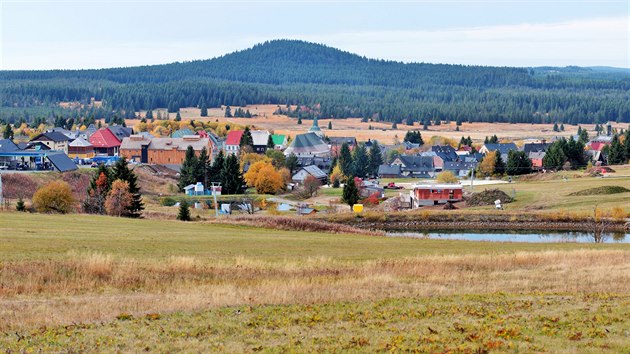 Panorama Boho Daru a okol od severu s vraznou dominantou bodarskho piku, kter je s nadmoskou vkou 1115 metr druhou nejvy horou esk sti Krunch hor.