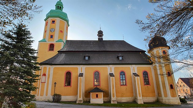 Dlouho nefunkční věžní hodiny kostela svatého Vavřince v Horní Blatné opět zprovoznil hodinář Miloš Flossmann.