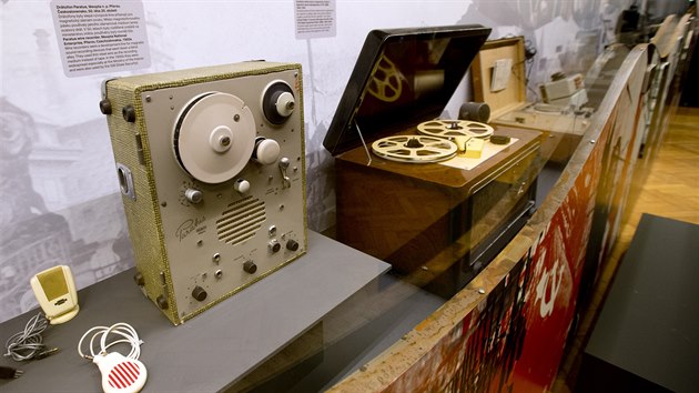 Drtofon Paratus (vlevo) a sovtsk elektronkov magnetofon na vstav Technika v diktaturch. (24. jna 2019)