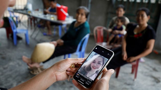 Vietnamské rodiny se obávají, že mezi mrtvými jsou jejich příbuzní a milovaní. Na snímku na telefonu je pohřešovaná Pham Thi Tra My. (26. října 2019)