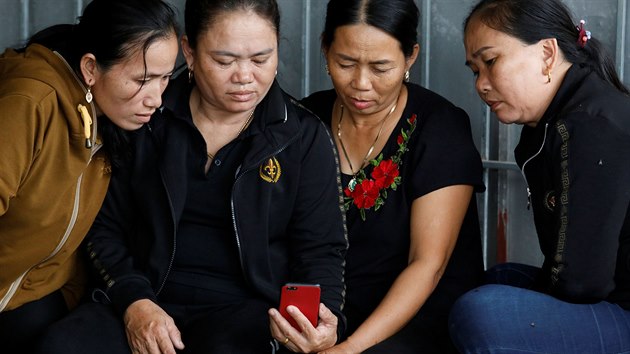 Vietnamsk rodiny se obvaj, e mezi mrtvmi jsou jejich pbuzn. (26. jna 2019)