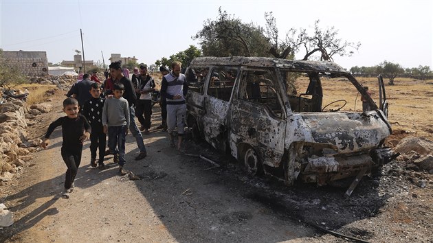 Zničené auto poblíž syrské vesnice Briša nedaleko hranic s Tureckem, kde USA zaútočily na vůdce Islámského státu abú Bakr Bagdádího. (27. října 2019)
