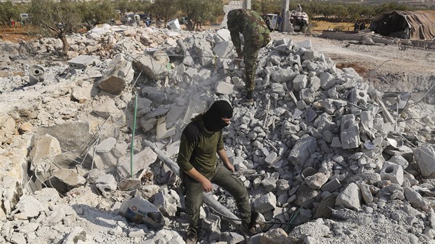 Lidé se prohlížejí zničené domy poblíž syrské vesnice Briša, kde USA zaútočily na vůdce Islámského státu abú Bakr Bagdádího. (27. října 2019)