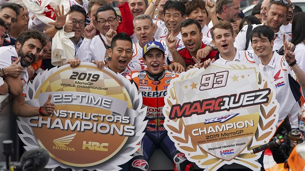 panl Marc Mrquez (uprosted) ovldl letos kategorii MotoGP, Honda vyhrla Pohr konstruktr.