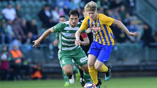 Pavel �ulc (vpravo) z Opavy vede balon, st�h� jej Josef Jind�i�ek z Bohemians.