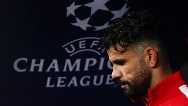 tonk Diego Costa z Atltika Madrid prochz kolem loga Ligy mistr ped zpasem proti Leverkusenu.