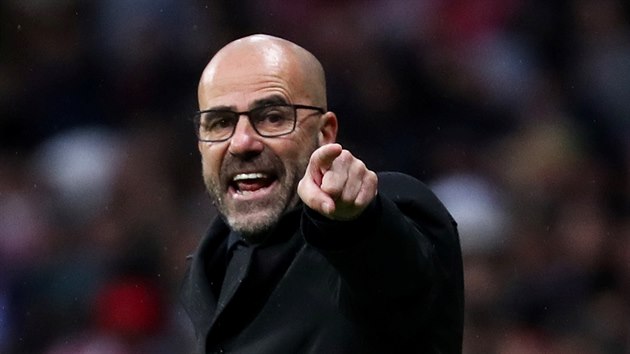 Trenr Peter Bosz udluje pokyny fotbalistm Bayeru Leverkusen.