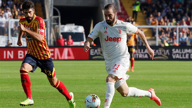 Gonzalo Higuan z Juventusu u balonu bhem zpasu proti Lecce.