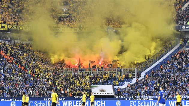 Fanouci Dortmundu odpaluj pyrotechniku bhem vestflskho derby proti Schalke.