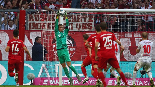 Brank Bayernu Manuel Neuer zasahuje bhem zpasu proti Unionu Berln.