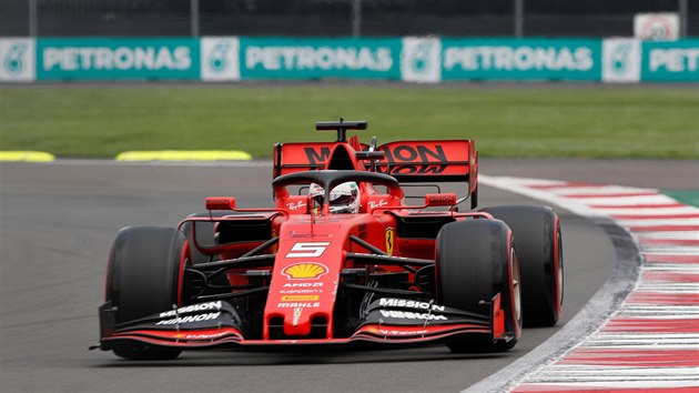Sebastian Vettel z Ferrari během kvalifikace na Velkou cenu Mexika.