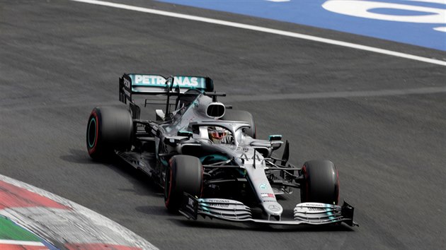 Lewis Hamilton z Mercedesu bhem kvalifikace na Velkou cenu Mexika.