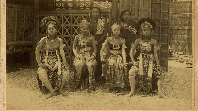 Indonéští domorodci v lidské zoo v Paříži v roce 1889