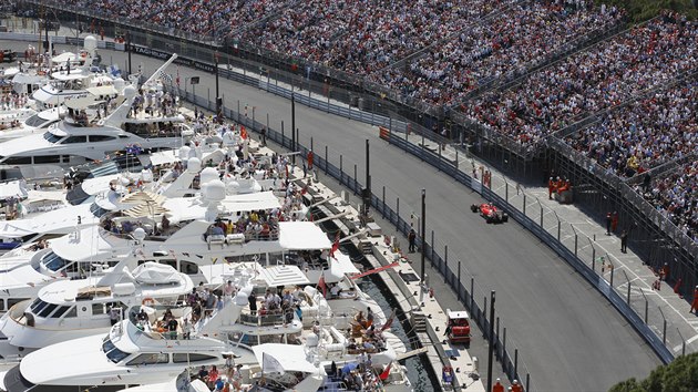 Velk cena Monaka se jezd na okruhu Circuit de Monaco. Formule 1 si mohou divci prohlet pmo z paluby luxusn jachty. Fotografie je z roku 2015.