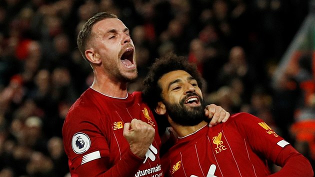 Mohamed Salah (vpravo) a Jordan Henderson se raduj po promnn penalt v utkn proti Tottenhamu.