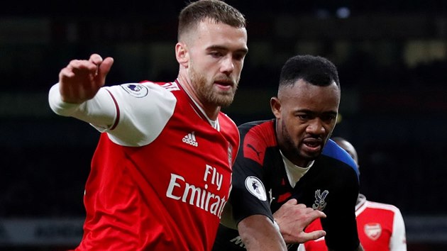 Calum Chambers z Arsenalu (vlevo) a Jordan Ayew z Crystal Palace.