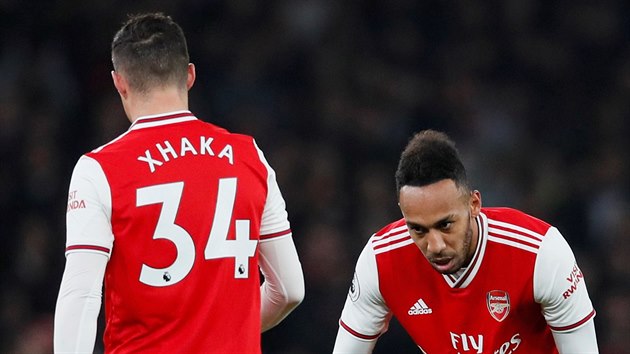 Pierre-Emerick Aubameyang, tonk Arsenalu, pebr v utkn proti Crystal Palace kapitnskou psku od Granita Xhaky.