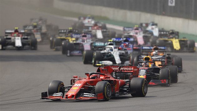 Charles Leclerc vede po startu Velkou cenu Mexika.