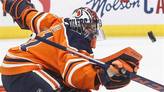 Mike Smith, brank Edmontonu, zasahuje v utkn proti Florid.