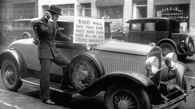 Walter Thornton se v ulicích New Yorku pokouší prodat svůj luxusní roadster za 100 amerických dolarů krátce po pádu akciového trhu. (1929)