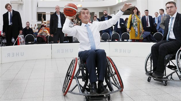 Předseda vlády Andrej Babiš si na brněnském veletrhu Rehaprotex vyzkoušel basketbal ze speciálního kolečkového křesla. (29. října 2019)