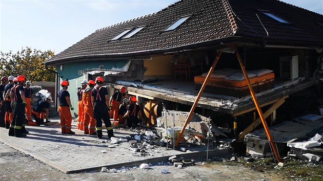Hasiči v Perné na Břeclavsku zabezpečují dům po výbuchu