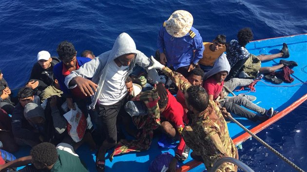 Migranti zachránění libyjskou pobřežní stráží v Středozemním moři. (18. října 2019)