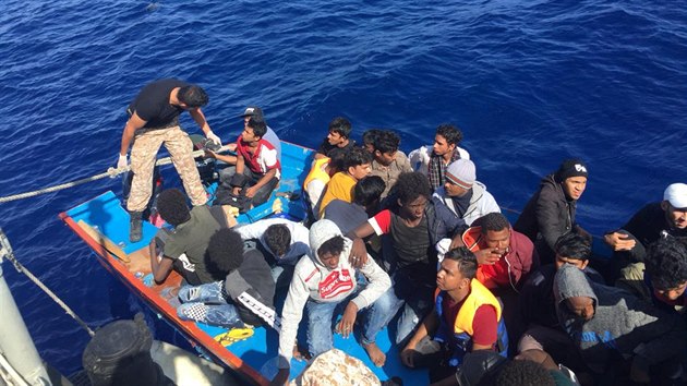 Loď migrantů zachráněná libyjskou pobřežní stráží v Středozemním moři. (18. října 2019)