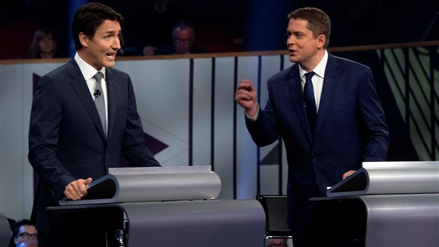 Kanadsk premir a ldr liberl Justin Trudeau (vlevo) v pedvolebn debat se svm rivalem a pedsedou konzervatic Andrewem Scheerem (10. jna 2019)