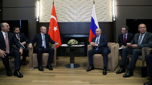 Tureck prezident Recep Tayyip Erdogan a rusk prezident Vladimir Putin v doprovodu svch ministr zahrani Sergeje Lavrova a Mevlta avuoglua jednaj v Soi. (22. jna 2019)
