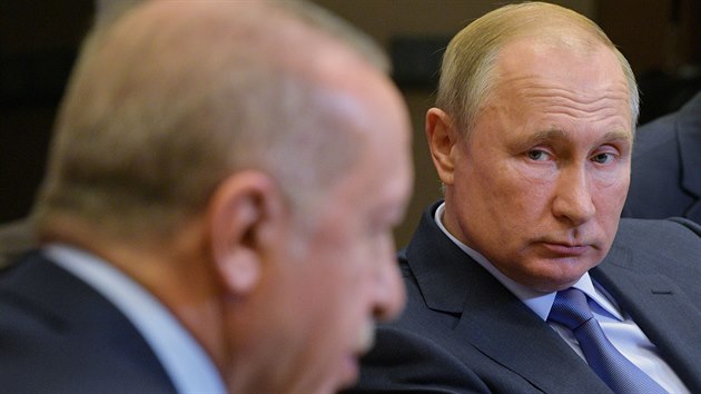 Tureck� prezident Recep Tayyip Erdogan (vlevo) a rusk� prezident Vladimir Putin na jedn�n� v So�i (22. ��jna 2019)