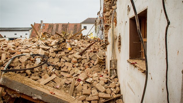 Dv�r �vamberk stoj� za �ev�t�nem u d�lnice D3.