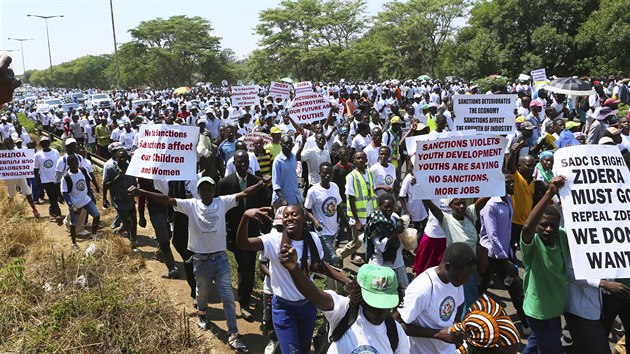 V Zimbabwskm hlavnm mst Harare protestovaly proti sankcm tisce lid. (25. jna 2019)