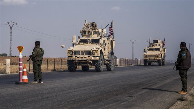 Americk vojensk konvoj projd nedaleko msta Qamishli na severu Srie....