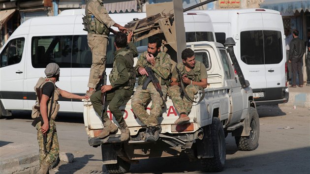 Syrt rebelov podporovan tureckou armdou sed na zdi pick-upu v hraninm...