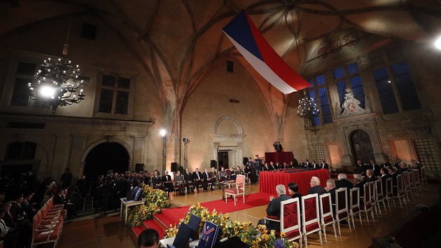 Vladislavský sál Pražského hradu je připraven na slavnostní předávání státních vyznamenání. (28. října 2019)